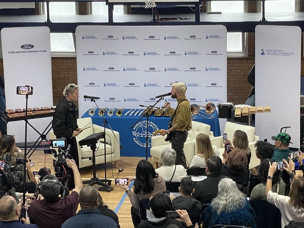 Mau y ricky performing